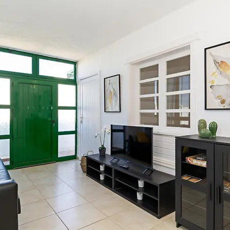 Tuscan Seaviews - 2br Pool & Terrace Apartament *